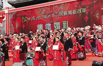 凤凰古城见证百对新人浪漫婚礼